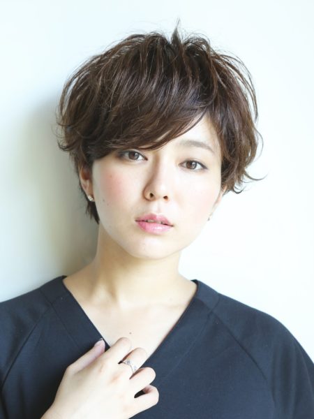 前髪長めのスウィングショートボブ