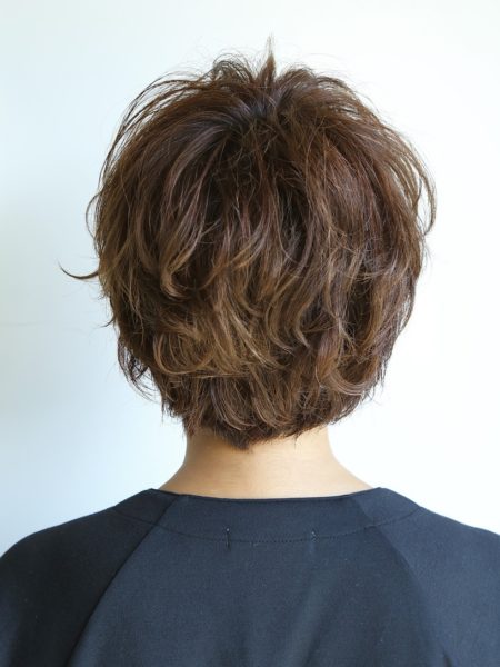 前髪長めのスウィングショートボブ